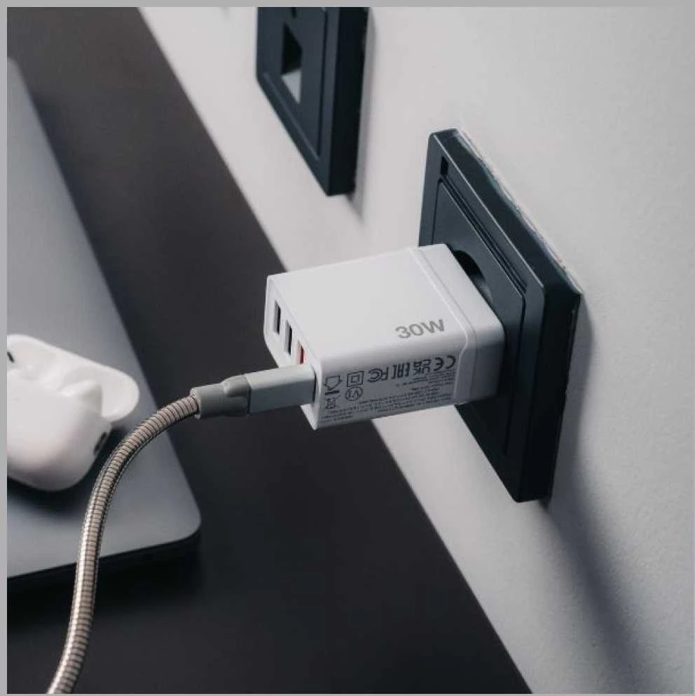 Verbatim 30W Laidinis įkroviklis 3xUSB-A/USB-C PD 3.0 CHR-30EU2 baltos spalvos 49701