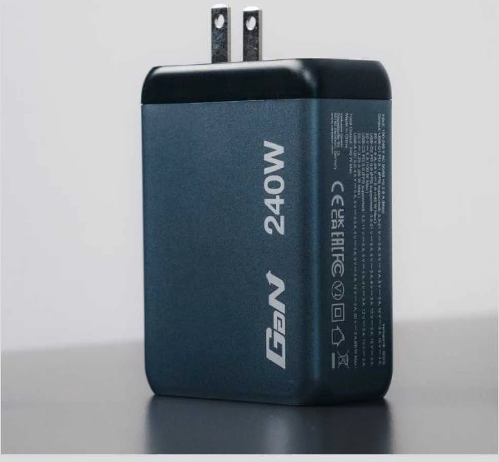 VERBATIM įkroviklis GNC-240 GaN su 4 prievadų 240 W USB oro kondicionieriumi ES / JK / JAV