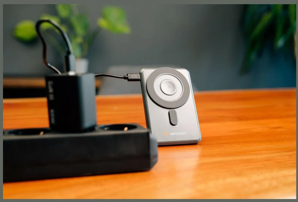 „Verbatim Charge ‘n’ Go 2C“ magnetinė belaidė išorinė baterija su stovu, 5000 mAh, 2 × USB-C, pilka