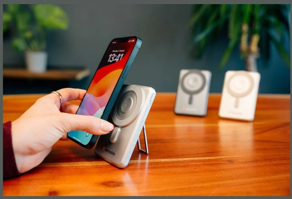 „Verbatim Charge ‘n’ Go 2C“ magnetinė belaidė išorinė baterija su stovu, 5000 mAh, 2 × USB-C, Sidabrinis