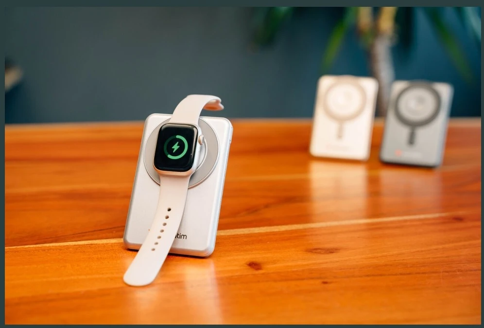 „Verbatim Charge ‘n’ Go 2C“ magnetinė belaidė išorinė baterija su stovu, 5000 mAh, 2 × USB-C, Sidabrinis