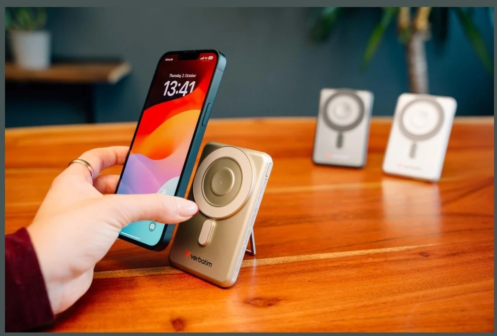 „Verbatim Charge ’n’ Go 2C“ magnetinis belaidis išorinis akumuliatorius su stovu, 5000 mAh, 2 × USB-C, auksinės spalvos