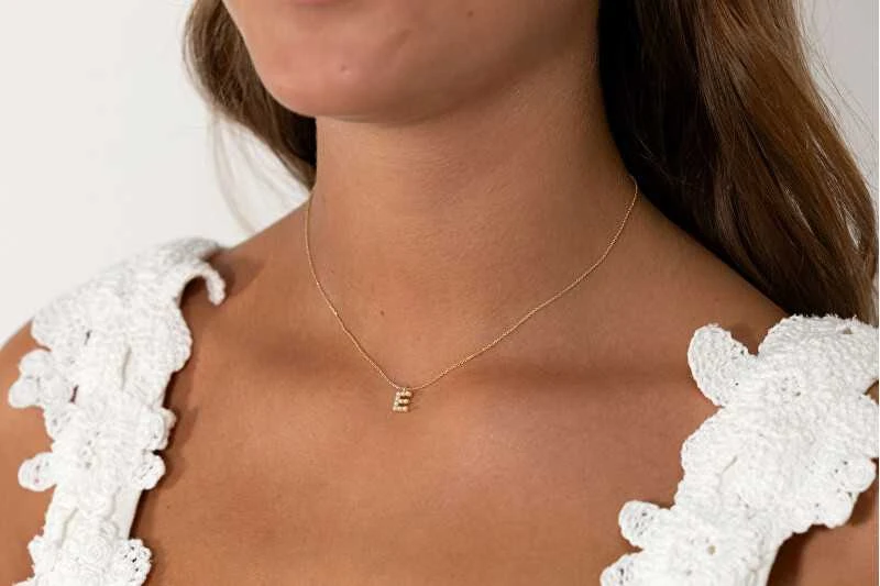 Alisia Auksu padengtas vėrinys su Swarovski perlais "E" AL4258.01.905