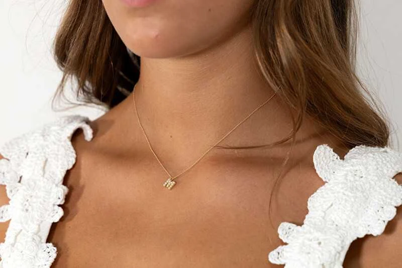 Alisia Auksu padengtas vėrinys su Swarovski perlais "M" AL4258.01.913