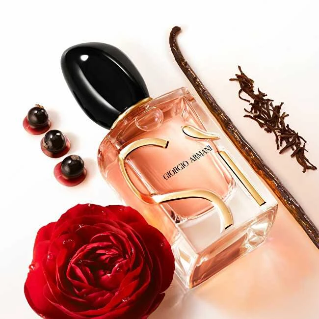 „Armani Si Intense“ komplektas su kvepalais (eau de parfum), 50 ml, kūno losjonu (50 ml), dušo žele (50 ml).