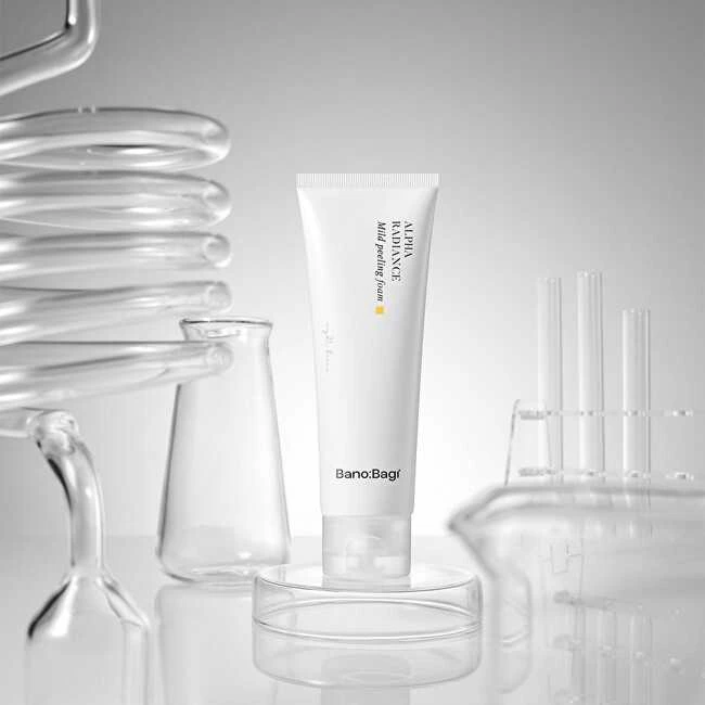 Banobagi valomosios putos jautriai ir į spuogus linkusiai odai „Alpha Radiance“ (švelnios šveičiamosios putos) 120 ml