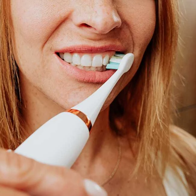 Concept „Sonic“ dantų šepetėlis su kelioniniu dėklu „Perfect Smile“, baltas ZK7010