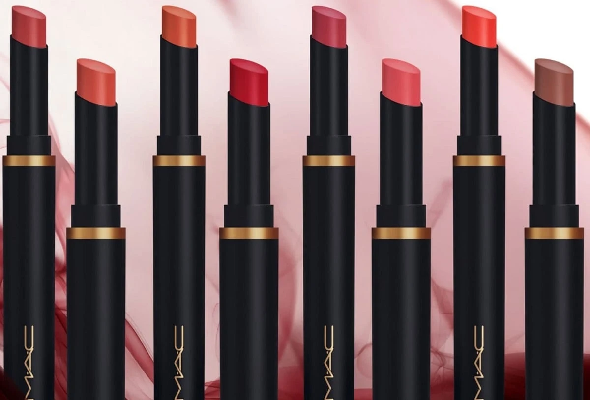 Lūpų dažai MAC Powder Kiss Velvet Blur Slim Stick, 2 g. | spalva: 879 Love Clove aprašymas - Prekės nuotrauka