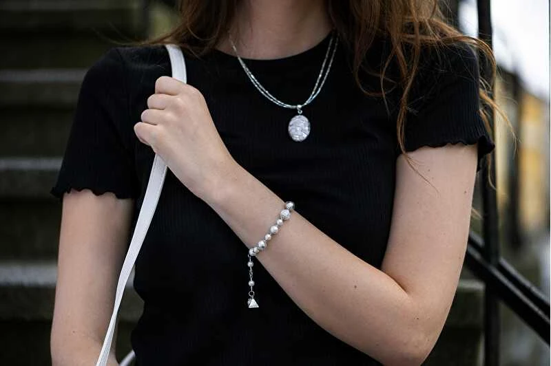 Elegantiška baltų nėrinių apyrankė su Lampglas perlais su grynu BP1 sidabru