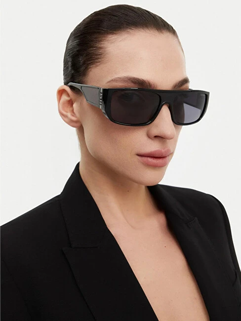 Guess GU00136 akiniai nuo saulės su juodu rėmeliu