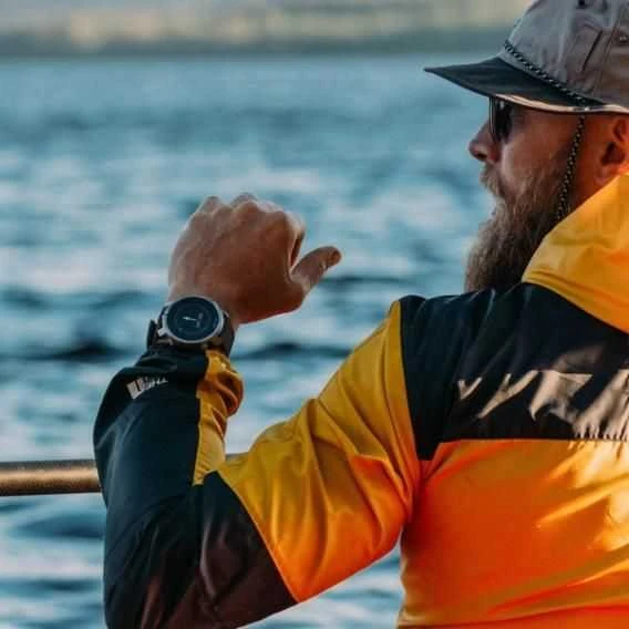 Išmanusis laikrodis Polar Grit X Pro Titan, Titano apvadas su juodu odiniu dirželiu