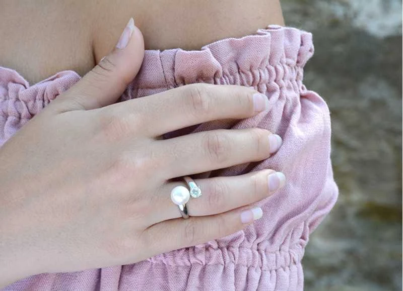 Jwl Luxury Pearls Sidabrinis žiedas su baltu perlu ir skaidriu kristalu JL0432