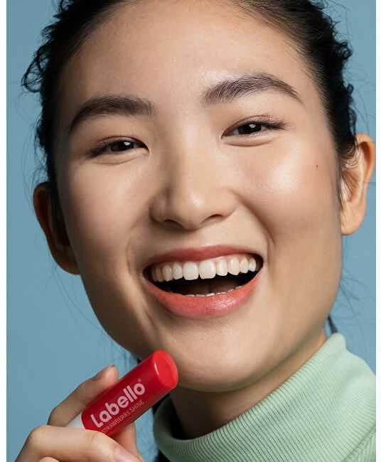 Labello Strawberry Shine Caring Lūpų balzamas