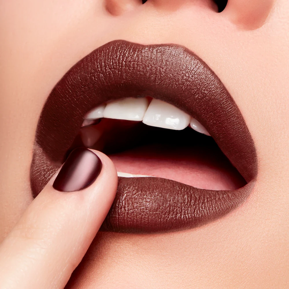 Lūpų dažai MAC Powder Kiss Velvet Blur Slim Stick, 2 g. | spalva: 879 Love Clove aprašymas - Prekės nuotrauka