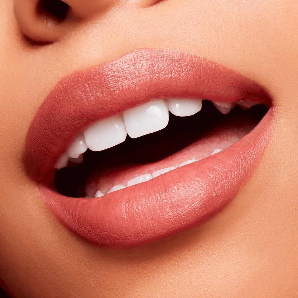 Lūpų dažai MAC Powder Kiss Velvet Blur Slim Stick, 2 g. | spalva: 892 Over The Taupe