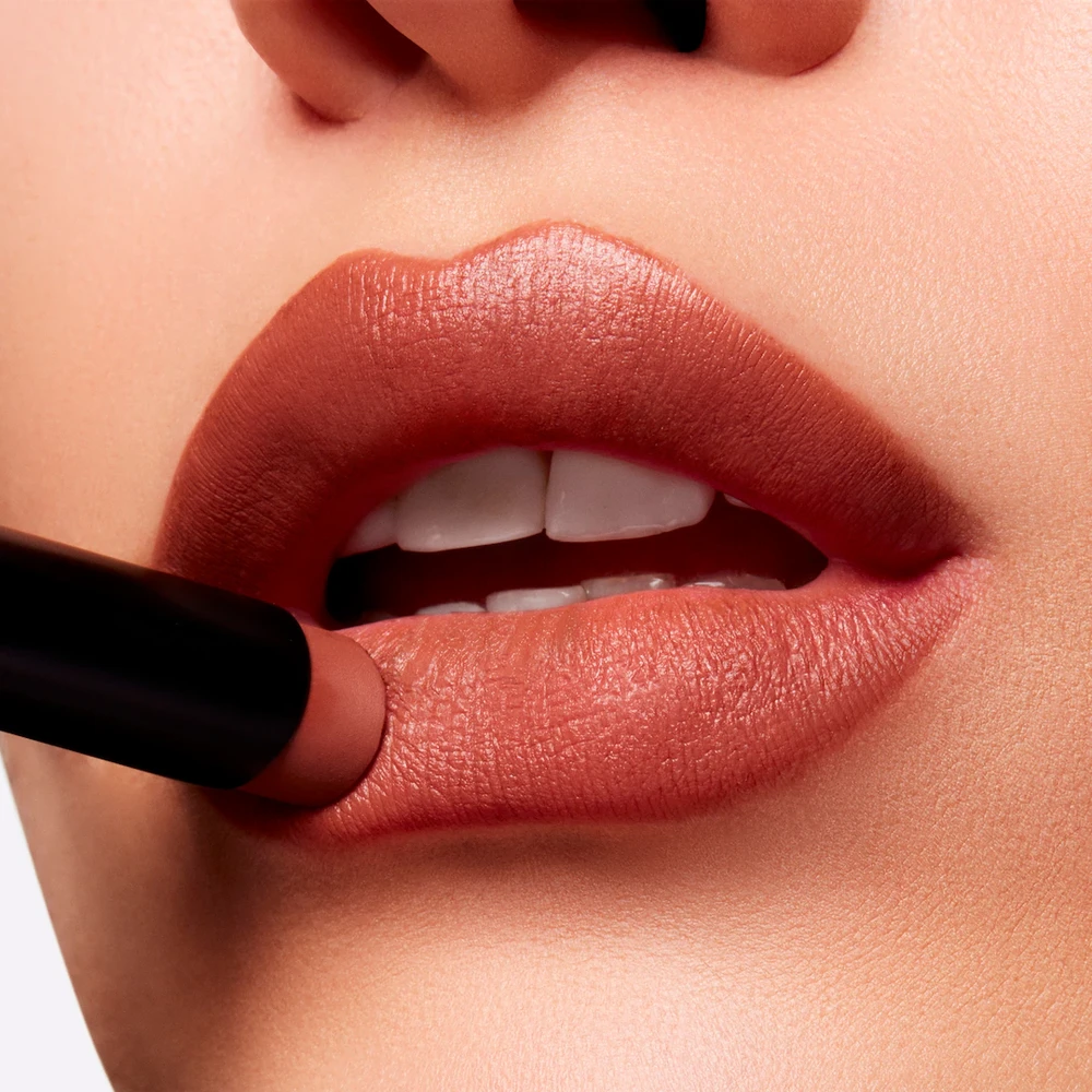 Lūpų dažai MAC Powder Kiss Velvet Blur Slim Stick, 2 g. | spalva: 883 Spice World aprašymas - Prekės nuotrauka