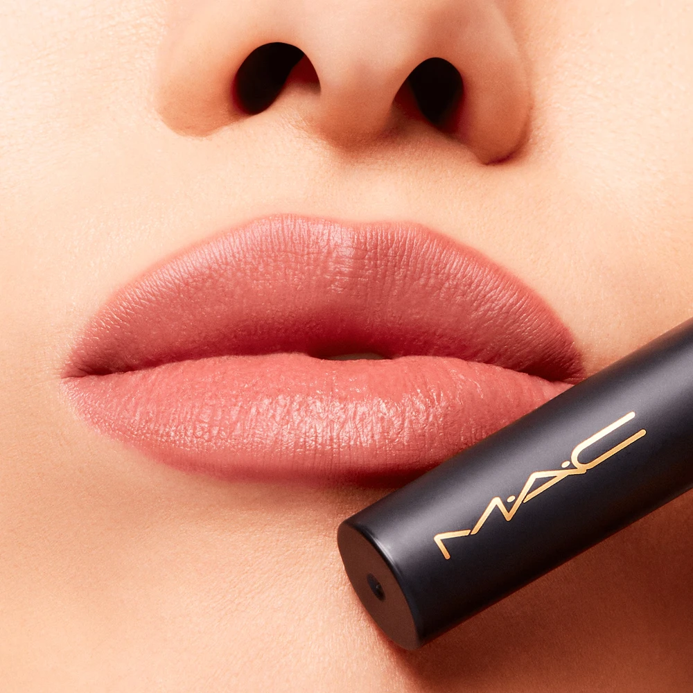Lūpų dažai MAC Powder Kiss Velvet Blur Slim Stick, 2 g. | spalva: 892 Over The Taupe aprašymas - Prekės nuotrauka