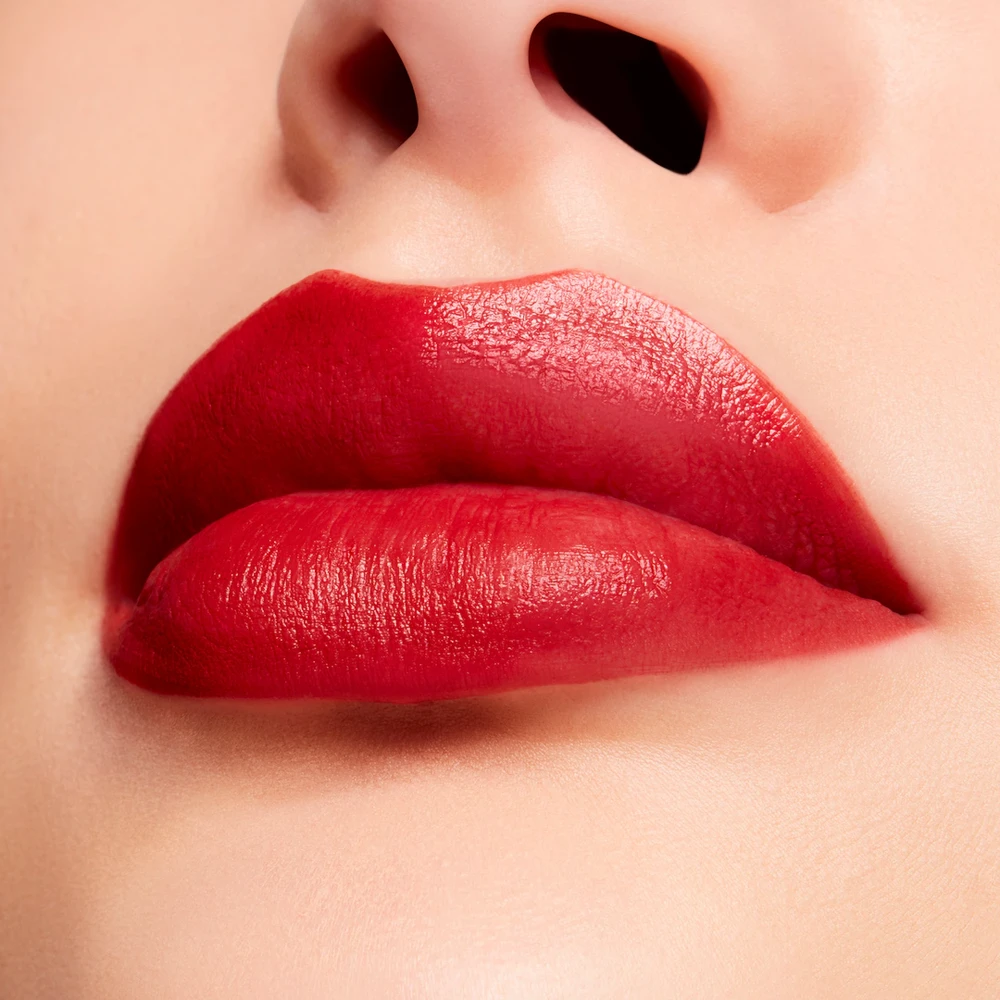 Lūpų dažai MAC Powder Kiss Velvet Blur Slim Stick, 2 g. | spalva: 878 Dubonnet Buzz aprašymas - Prekės nuotrauka