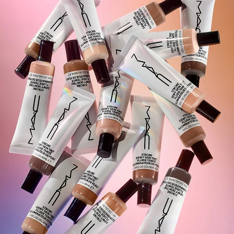 Makiažo pagrindas MAC Strobe Dewy Skin Tint, 30 ml, spalva: Nr. 4 Deep