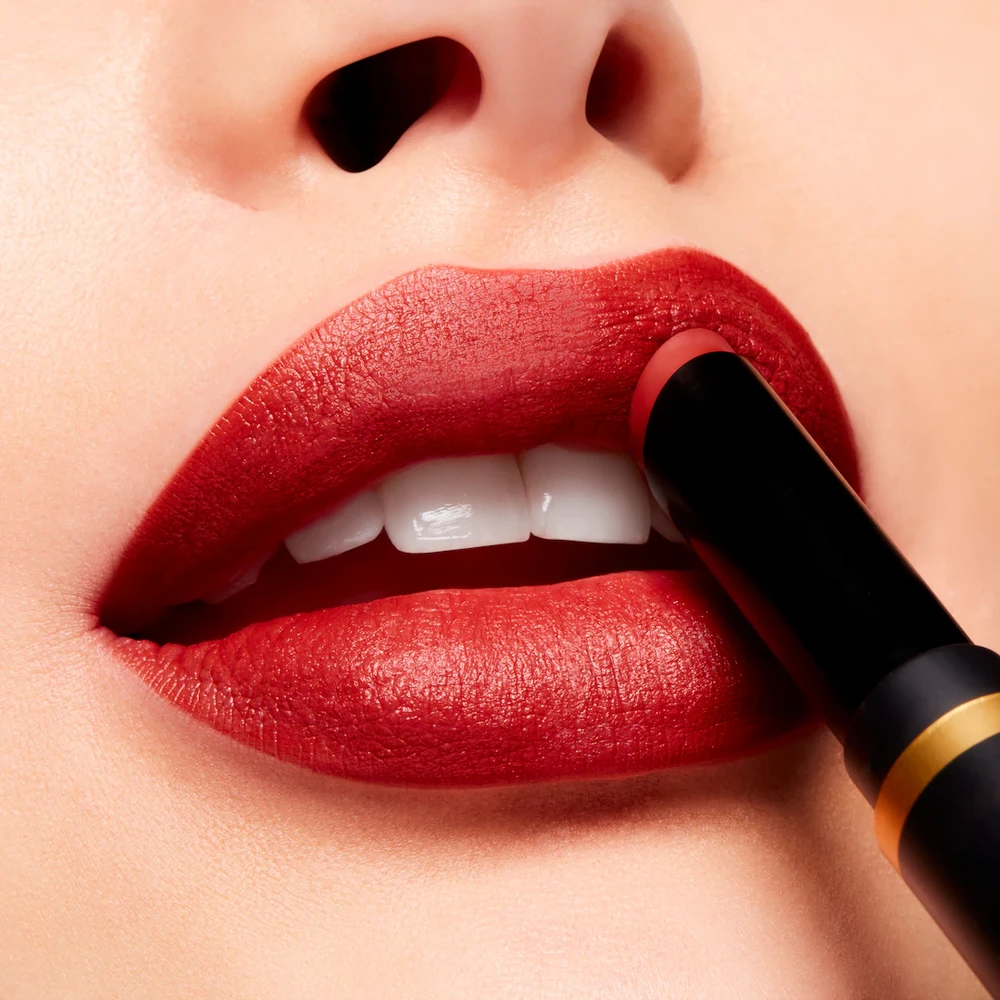 Lūpų dažai MAC Powder Kiss Velvet Blur Slim Stick, 2 g. | spalva: 876 Nice Spice aprašymas - Prekės nuotrauka