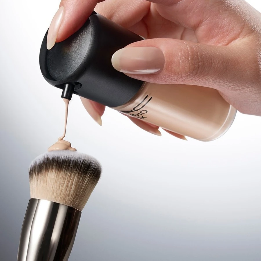 Matinis makiažo pagrindas MAC Studio Fix Fluid SPF 15 24HR Matte Foundation + Oil Control, spalva: NW18, 30 ml