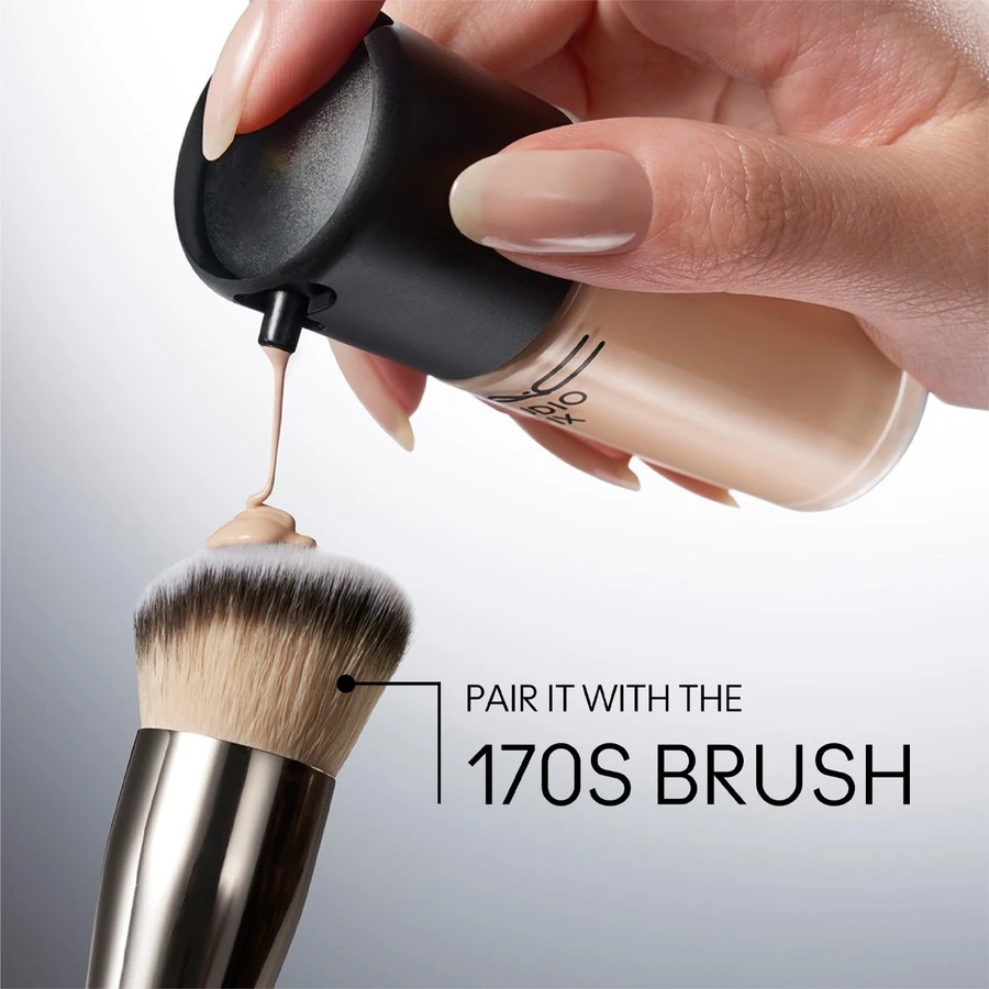 Matinis makiažo pagrindas MAC Studio Fix Fluid SPF 15 24HR Matte Foundation + Oil Control, spalva: NW18, 30 ml