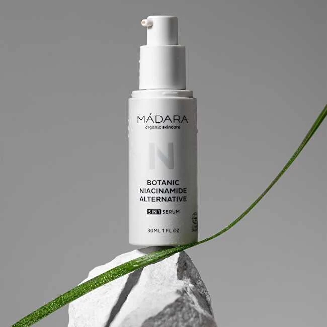 Mádara Madara Botanic Niacinamide Serum 5in1 veido serumas visiems odos tipams, 30 ml