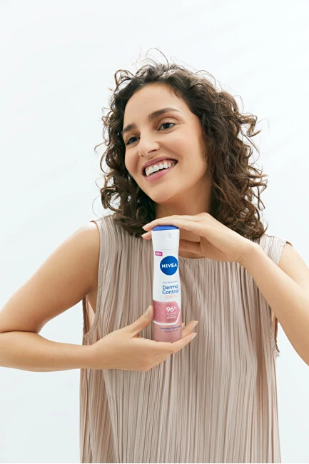 Nivea Derma Dry Control flakonas rankose