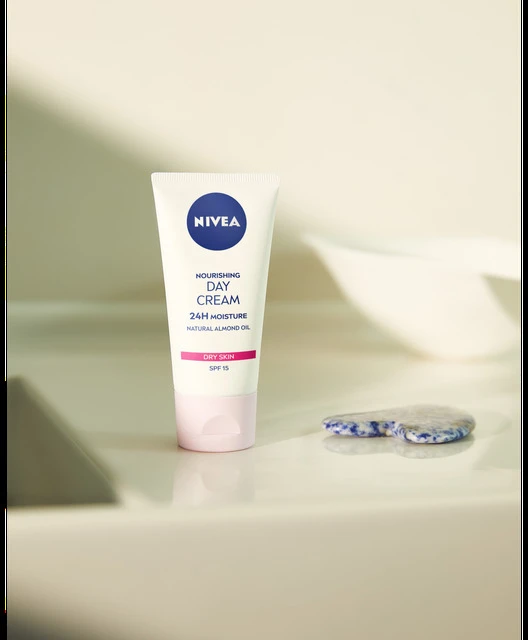 Nivea Maitinamasis dieninis kremas SPF 15 24 val. drėkinimas 50 ml