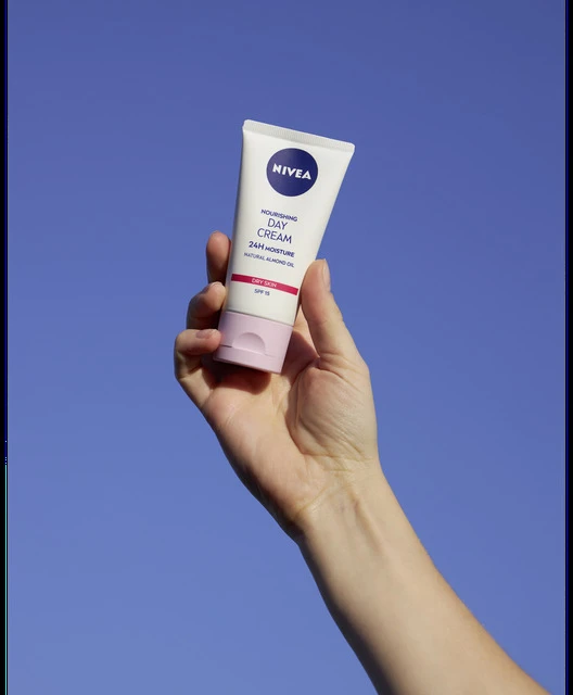 Nivea Maitinamasis dieninis kremas SPF 15 24 val. drėkinimas 50 ml