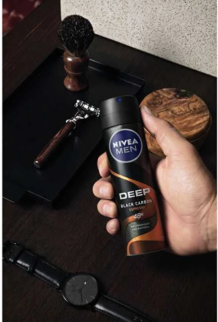Nivea Men Deep Espresso dezodorantas vyro rankoje