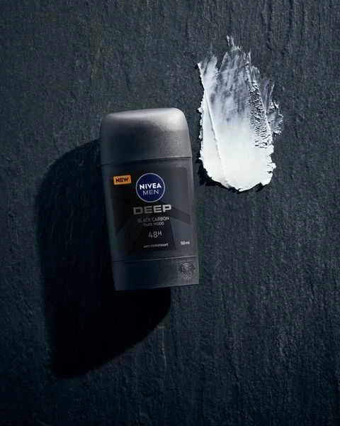 Nivea Men Deep antiperspirantas su kremo tekstūros pavyzdžiu