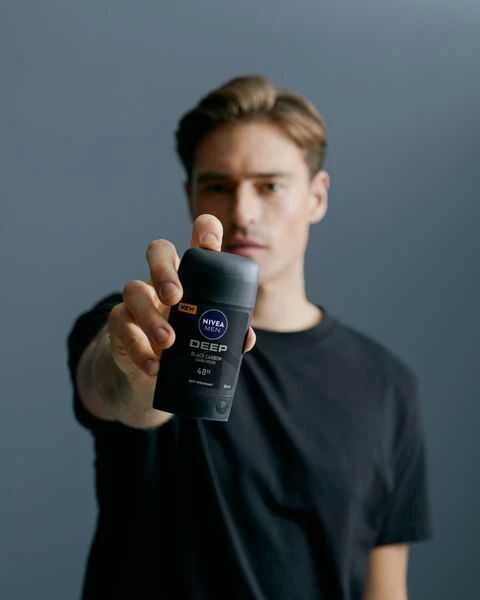 Nivea Men Deep antiperspirantas rankoje