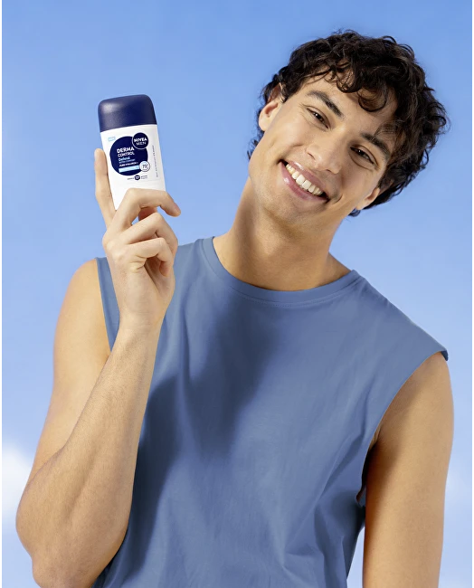 Nivea Derma Control vyriškas antiperspirantas rankoje