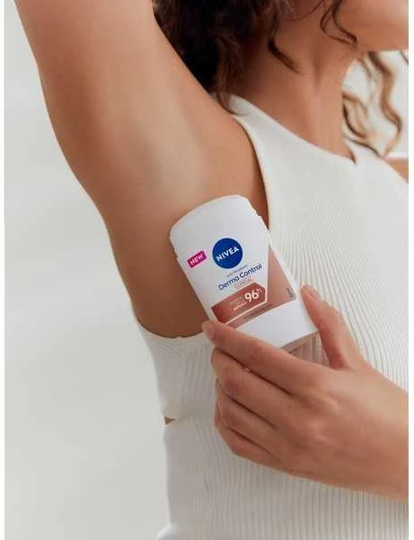 Nivea Derma Dry Control pieštukinis dezodorantas naudojimo metu