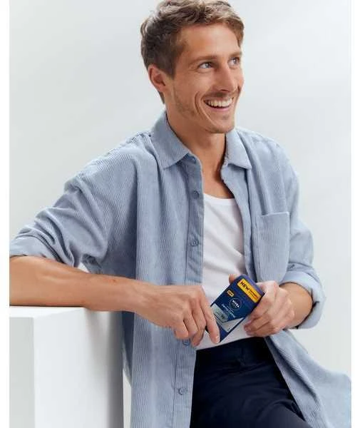 Nivea Men antiperspirantas vyro rankose