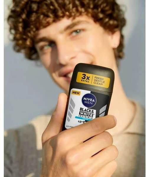 Nivea Men Invisible dezodorantas vyro rankoje