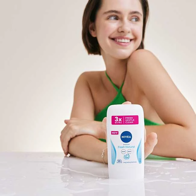 Nivea Fresh Natural dezodorantas su besišypsančia mergina