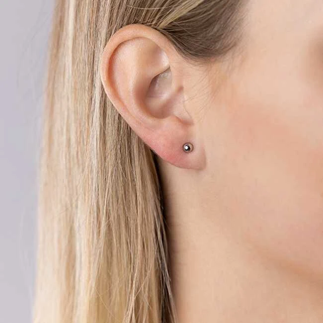 Silvego Auskarai iš chirurginio plieno - 4 mm rutuliukai moterims ir vaikams KMM68742