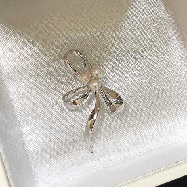 Troli Elegantiška juostelės sagė su sintetiniais perlais, sidabrinė