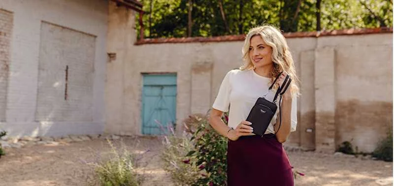 Vuch Moteriška piniginė per petį Rosia Juodas
