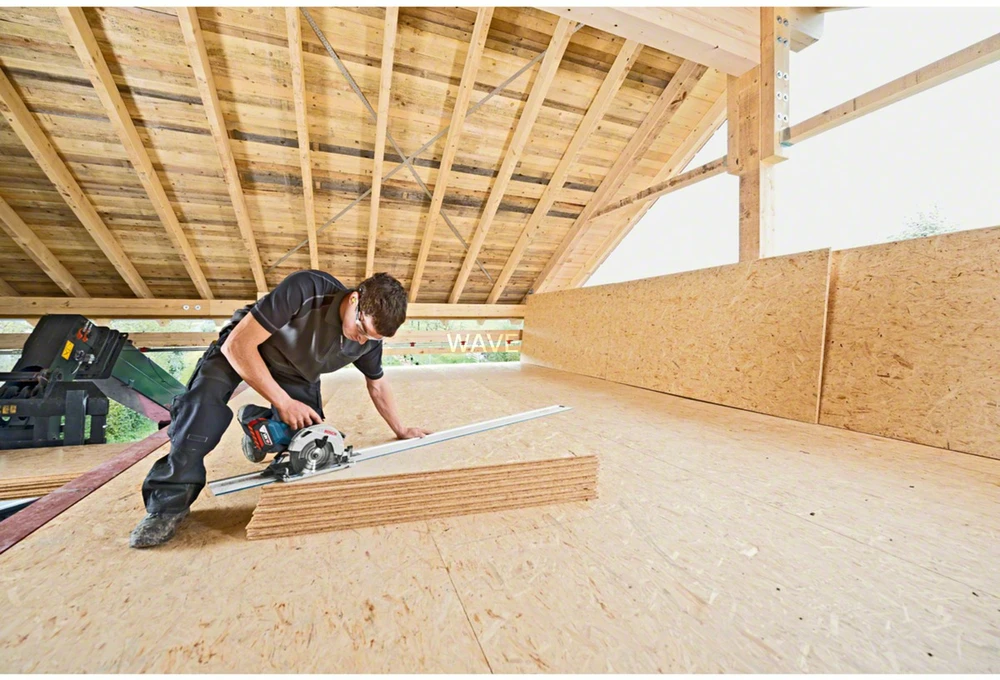 Bosch GKS 18V-57 G pjovimo procesas su kreipiančiąja liniuote