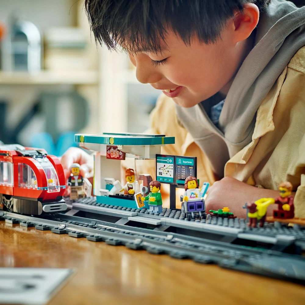 LEGO® City Miesto centro tramvajus ir stotelė (60423)