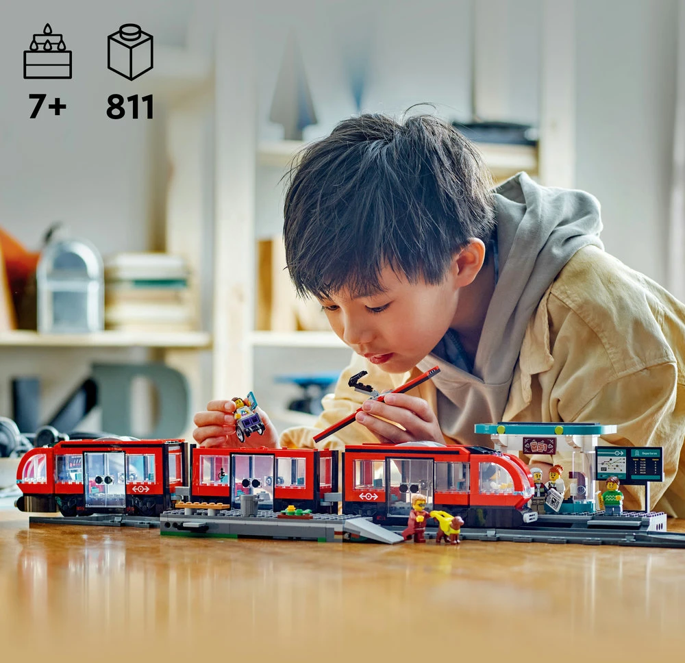 LEGO® City Miesto centro tramvajus ir stotelė (60423)