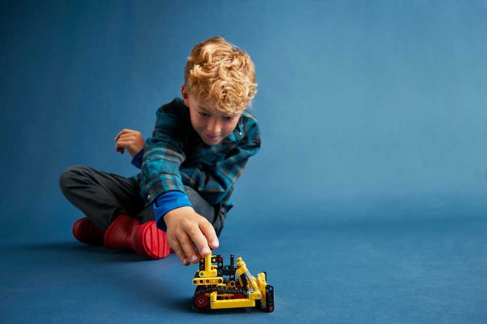LEGO® Technic Sunkiasvoris buldozeris (42163)