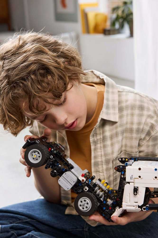 LEGO® Technic Sunkvežimis Volvo FMX ir elektrinis ekskavatorius Volvo EC230 (42175)