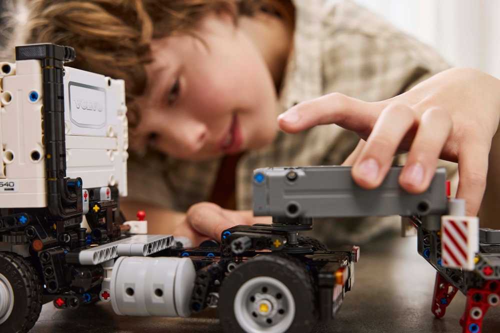 LEGO® Technic Sunkvežimis Volvo FMX ir elektrinis ekskavatorius Volvo EC230 (42175)