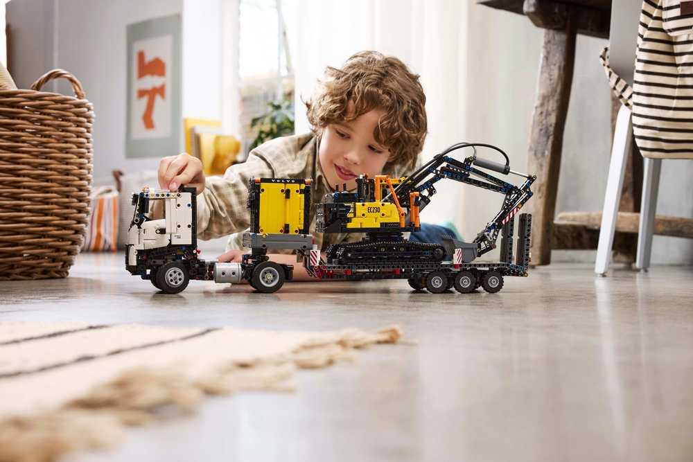 LEGO® Technic Sunkvežimis Volvo FMX ir elektrinis ekskavatorius Volvo EC230 (42175)