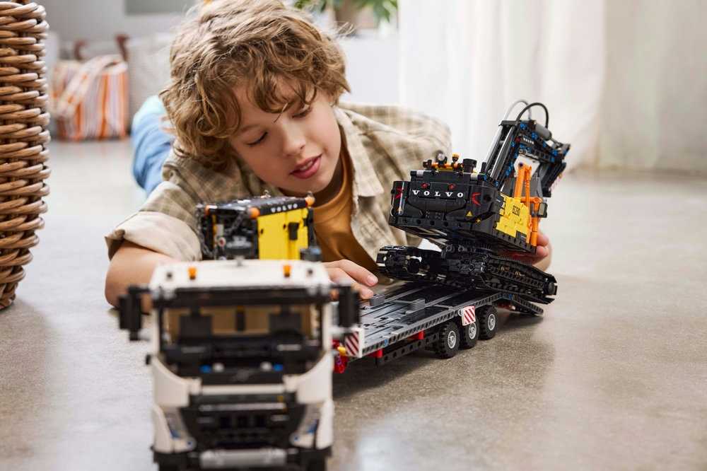 LEGO® Technic Sunkvežimis Volvo FMX ir elektrinis ekskavatorius Volvo EC230 (42175)