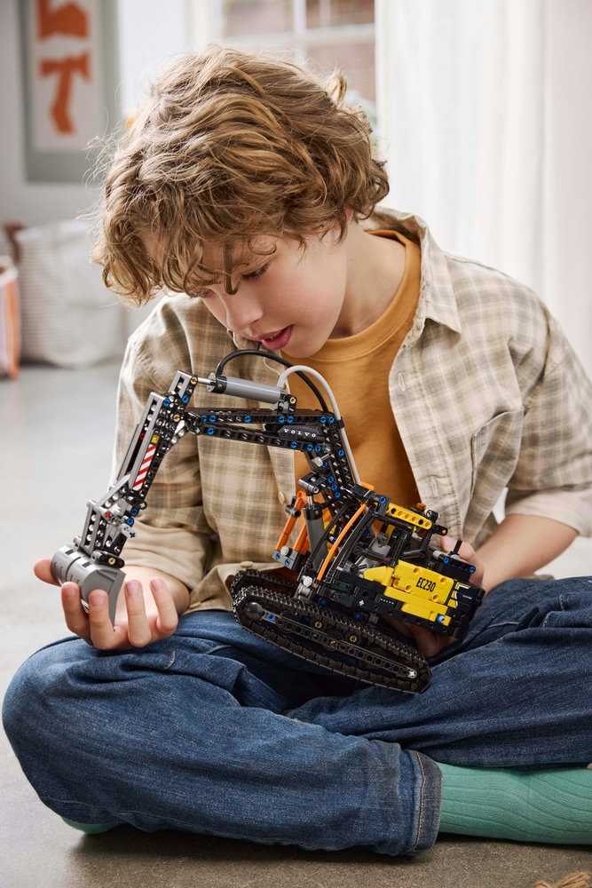 LEGO® Technic Sunkvežimis Volvo FMX ir elektrinis ekskavatorius Volvo EC230 (42175)